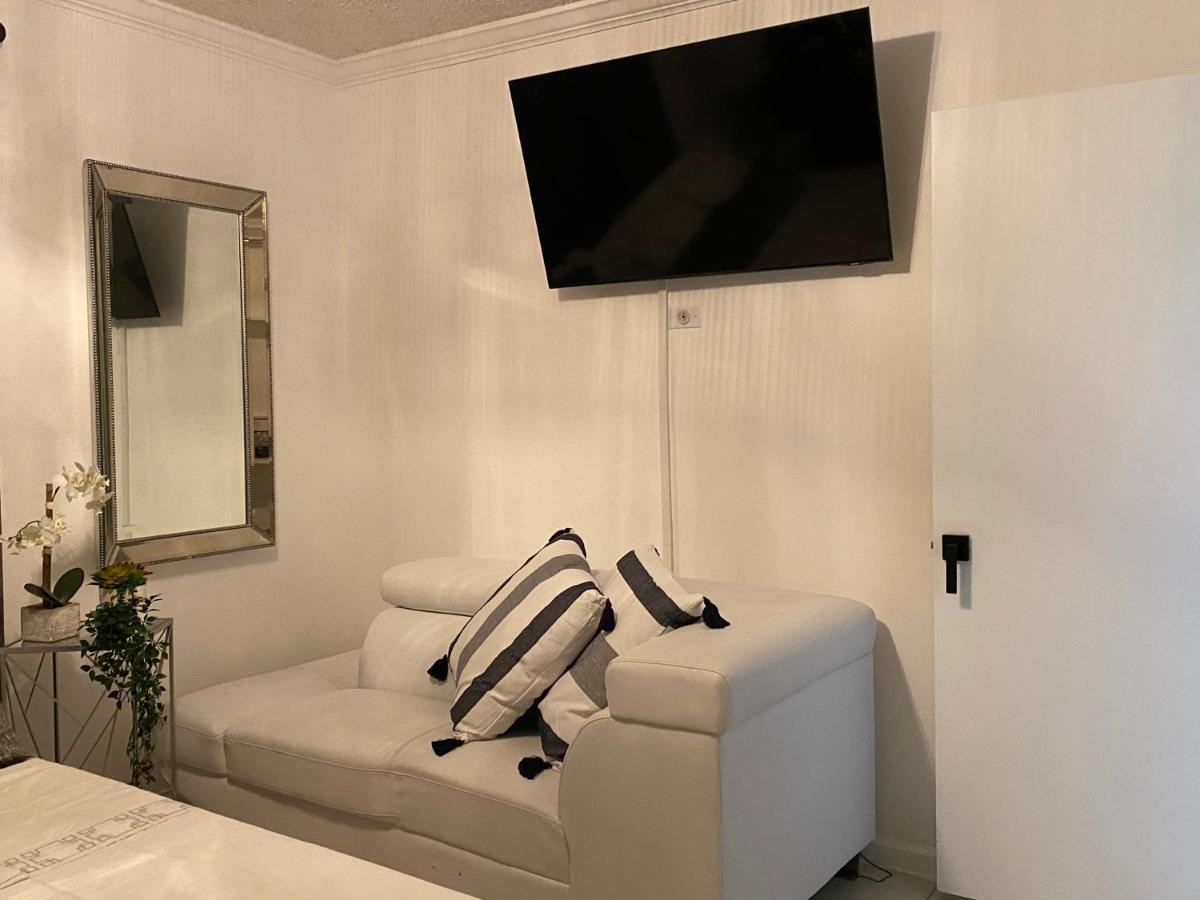 Apartamento Beautiful House 7 Min From Airport W Free Parking *